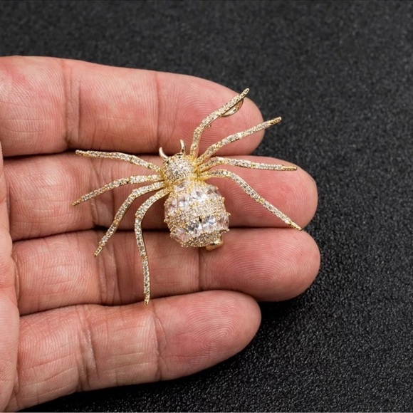 10ct Spider Brooch - Picture 6 of 10